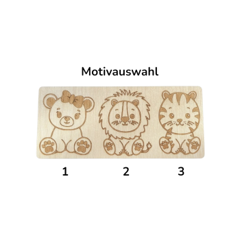 Quadratische Holzkarte aus Birkensperrholz mit herausnehmbarem Tiermotiv und individueller Namensgravur